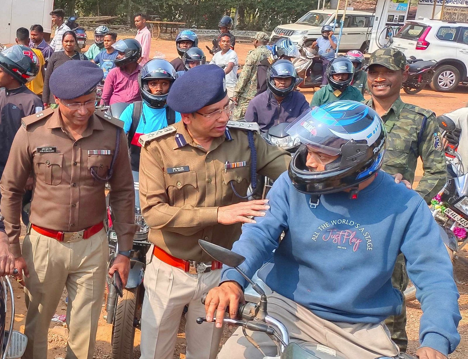 अनमोल जीवन की सुरक्षा के लिए निशुल्क हेलमेट वितरण कर पुलिस ने दिया सुरक्षित यातायात का संदेश